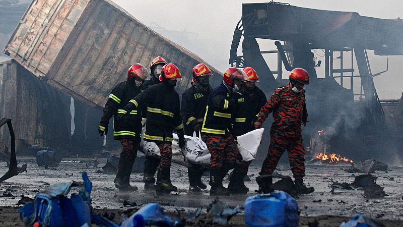 Decenas de muertos en un incendio en un depósito en Bangladesh