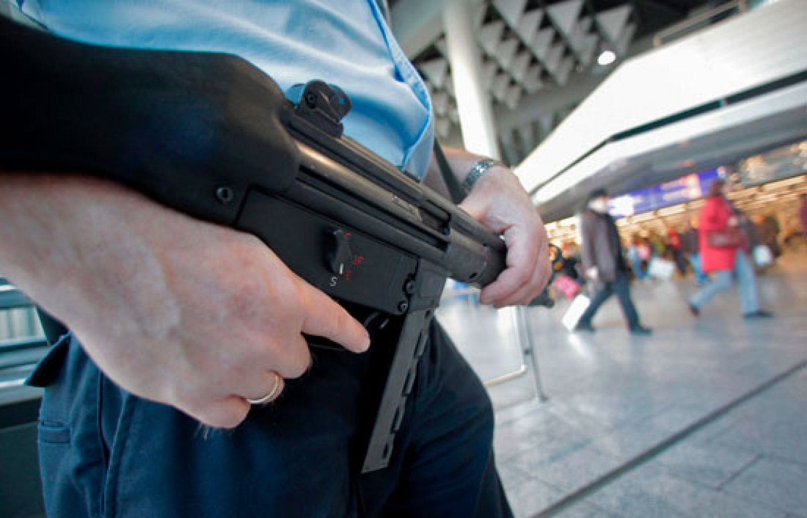 Controles exhaustivos en los principales aeropuertos europeos | Ver