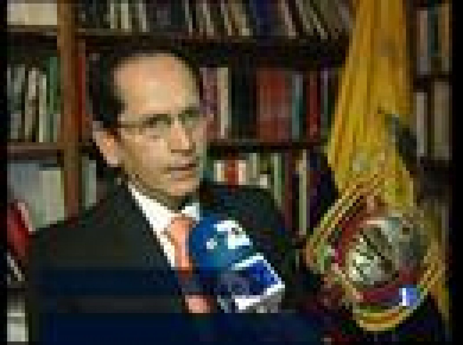 Los afectados por la quiebra de Air Comet acuden a sus embajadas | Ver