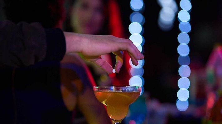Telediario Fin de Semana - Una veintena de bares en Cataluña se plantea tapar los vasos para evitar la sumisión química