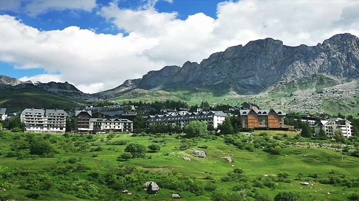 Nuboso y nubosidad de evolución en el Cantábrico, norte de Navarra y Pirineos, con probables precipitaciones débiles y ocasionales, siendo en forma de chubascos en Pirineos