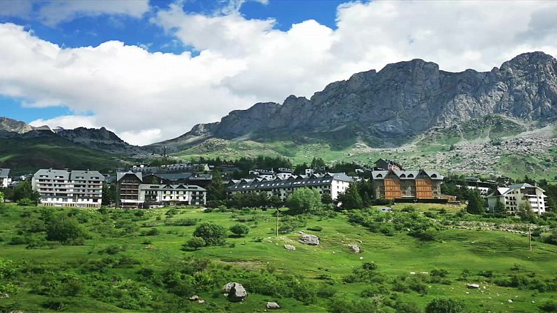 Nuboso y nubosidad de evolución en el Cantábrico, norte de Navarra y Pirineos, con probables precipitaciones débiles y ocasionales, siendo en forma de chubascos en Pirineos - ver ahora