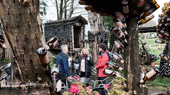Rutas bizarras - El hombre de las gorras y un bar embotellado