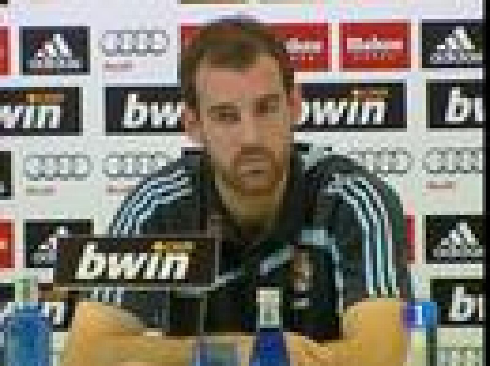 El Real Madrid se entrenó por segundo día. Kakà dice que no tiene dolores y podría estar listo ante Osasuna. Metzelder compareció en rueda de prensa y se ve fuera del equipo en junio.