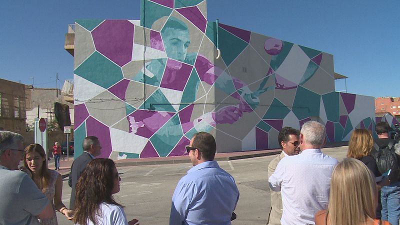 400 metros de mural en una de las entradas de El Palmar con un único protagonista. Se trata de su vecino más ilustre, Carlos Alcaraz