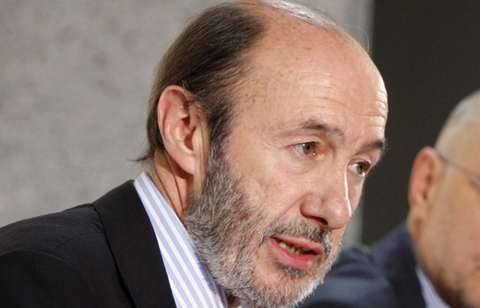 Rubalcaba ha afirmado que su deber es advertir a todo sobre los posibles planes de ETA