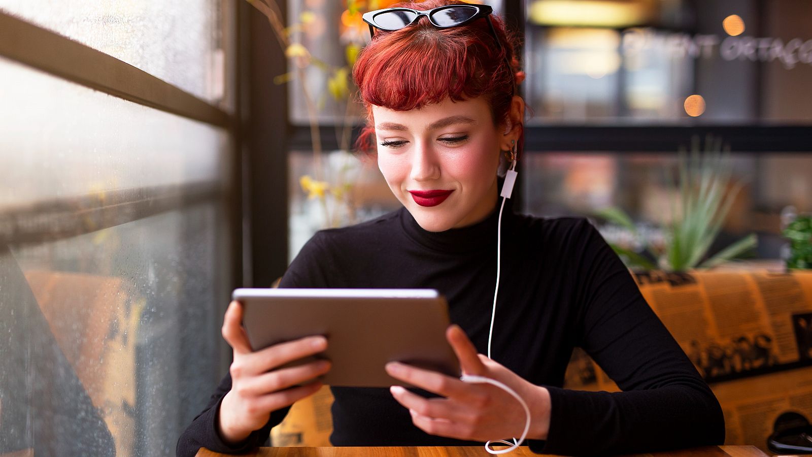 Las plataformas de narración online relanzan la novela romántica | Ver