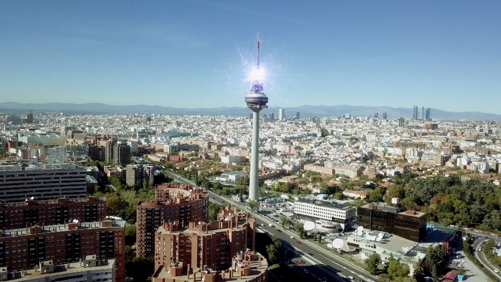 Estoy vivo - Márquez, Sebas y Carlota se cuelan en el Pirulí