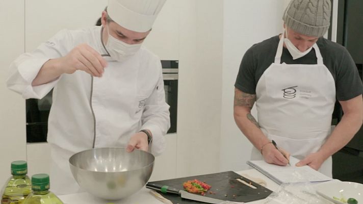 Los aspirantes aprenden los diferentes cortes de verduras