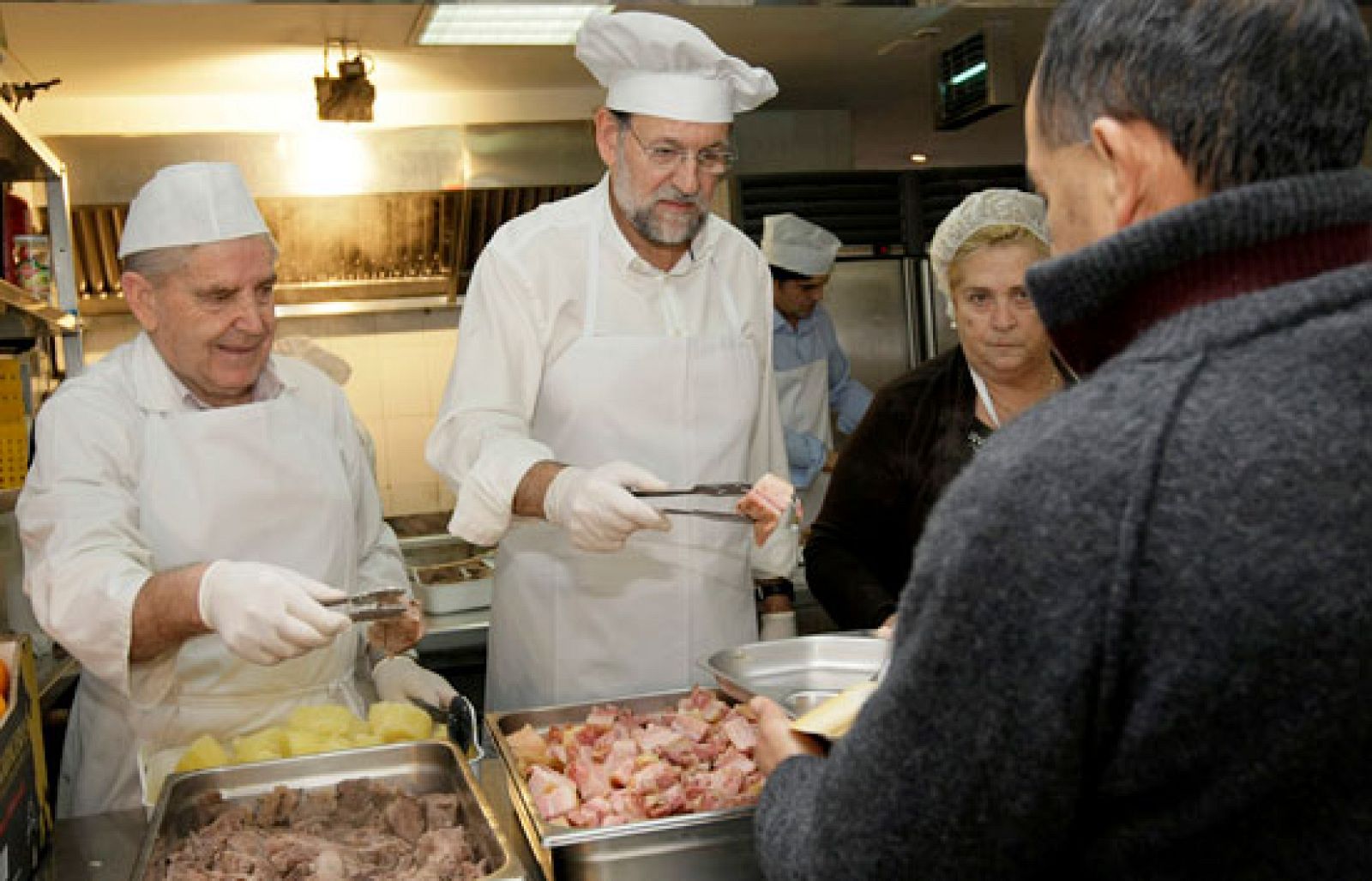 Mariano Rajoy ha acudido como voluntario a un comedor social de Madrid. Al principio se puso a repartir el chorizo del cocido, hasta que le han advertido de que no era lo más apropiado.