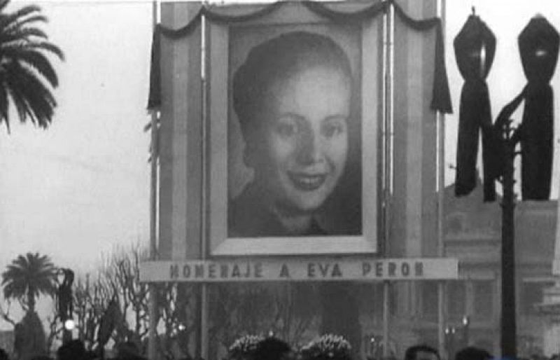 Amar - La Plaza de los Frutos lamenta la muerte de Evita - Amar en tiempos revueltos | Ver