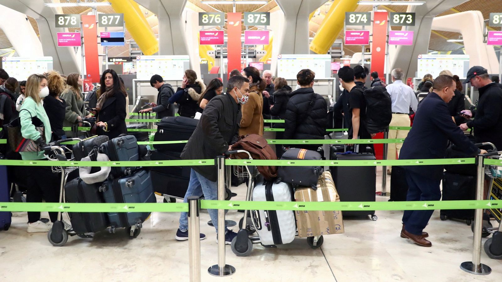 15.000 viajeros afectados por las colas en los aeropuertos