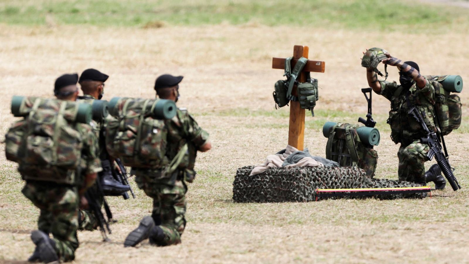 Un desfile de modelos en bañador frente a un batallón militar desata la polémica en Colombia