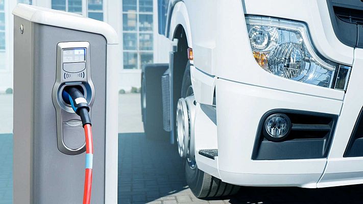 Informativo 24h - Sánchez anuncia una inversión mínima de 12.000 millones de euros para el desarrollo del vehículo eléctrico