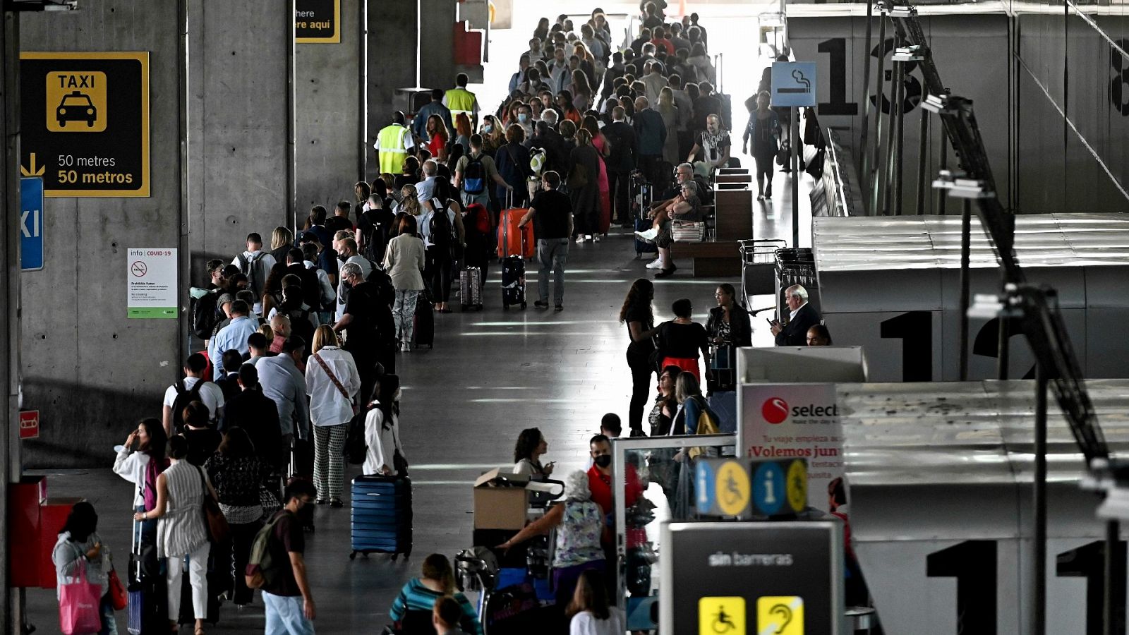 Colas, aglomeraciones y retrasos en los aeropuertos