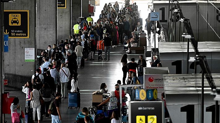 Telediario 1 - Colas, aglomeraciones y retrasos en los aeropuertos