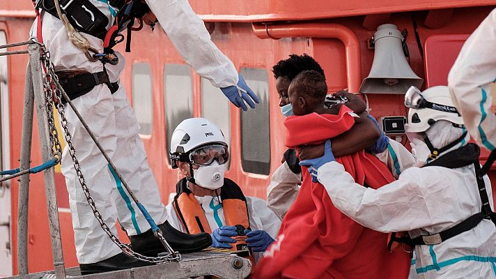 Telediario 1 - La Justicia reconoce la nacionalidad a una niña nacida en el tránsito de una ruta migratoria hacia España