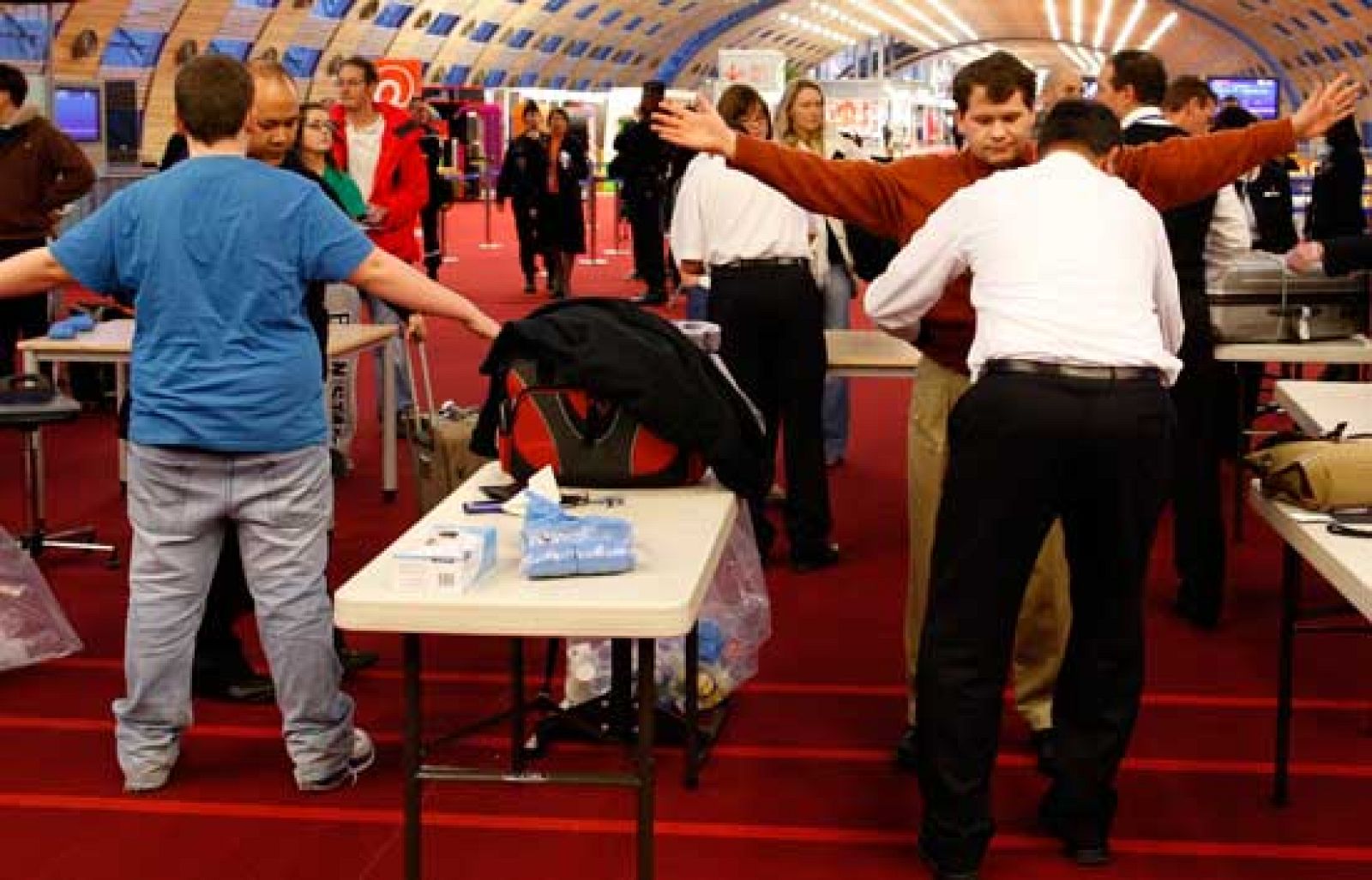  Tras el atentado fallido de Detroit, varios países debaten la posibilidad de instalar escánares de cuerpo entero en sus aeropuertos. Holanda ha sido uno de los primeros en sumarse a la iniciativa y ahora el primer ministro británico, Gordon Brown, a