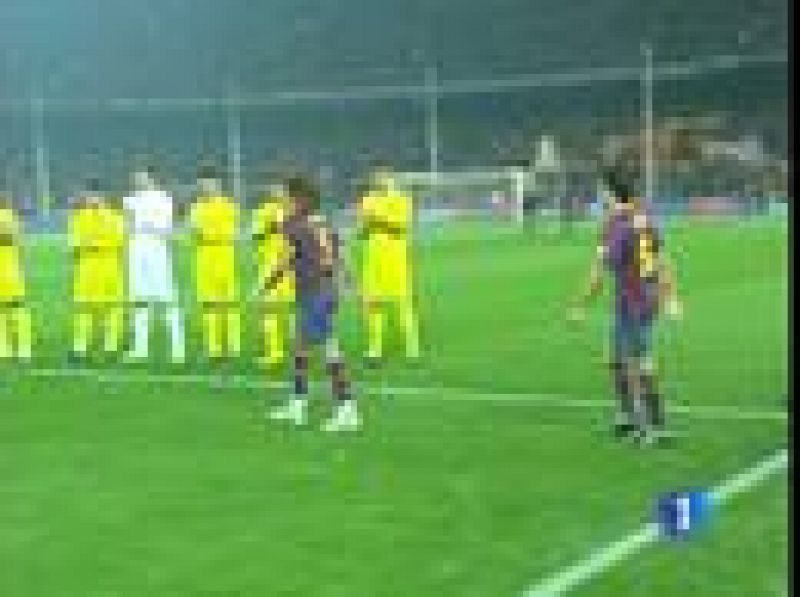 El Villarreal ha rendido homenaje al Barcelona de las seis Copas con un pasillo en el inicio del partido en el Camp Nou.