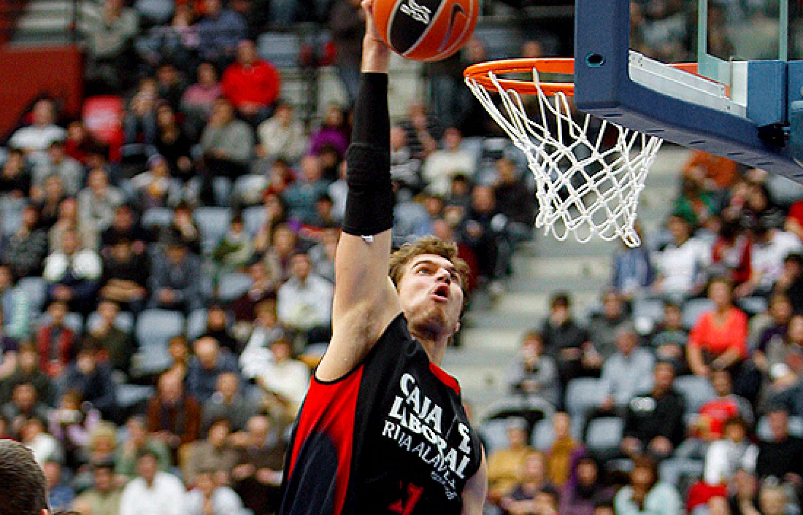 El Lagun Aro ha sufrido un traspiés en su camino hacia la Copa ante el Caja Laboral en el derbi vasco.