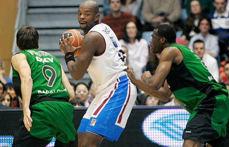 El Obradoiro ha convertido su pabellón en un fortín y lo ha demostrado con una clara victoria sobre el DKV Joventut.