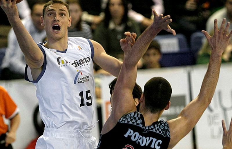 El Meridiano Alicante decantó el partido ante el Estudiantes de su lado gracias a un gran tercer cuarto. El resultado aleja a los madrileños de la Copa del Rey.