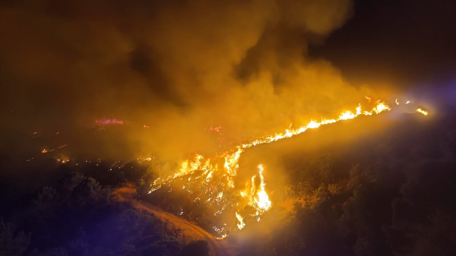 Cerca de un millar de efectivos trabajan para intentar controlar el fuego de Sierra Bermeja
