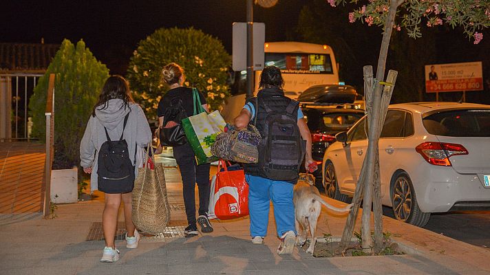 El fuego ha obligado a desalojar a unas 2.000 personas de sus casas