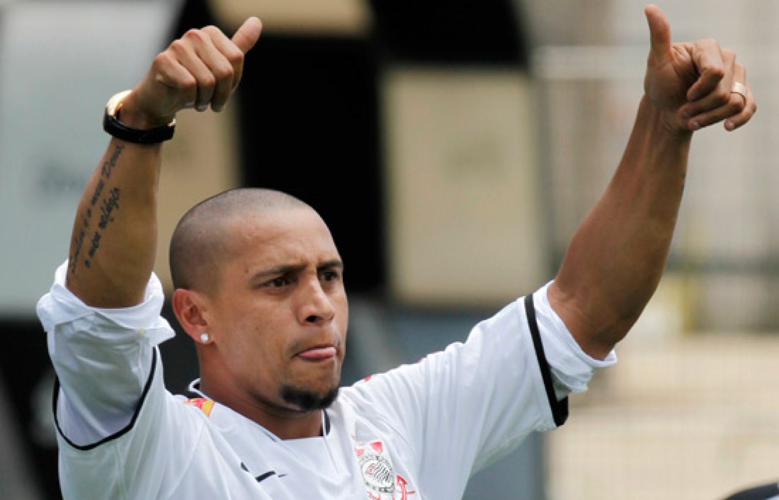 A sus 36 años, Roberto Carlos acaba de fichar por el Corinthians, donde coincidirá con Ronaldo.