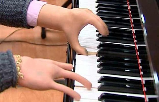 Tocar el piano con dedos artificial