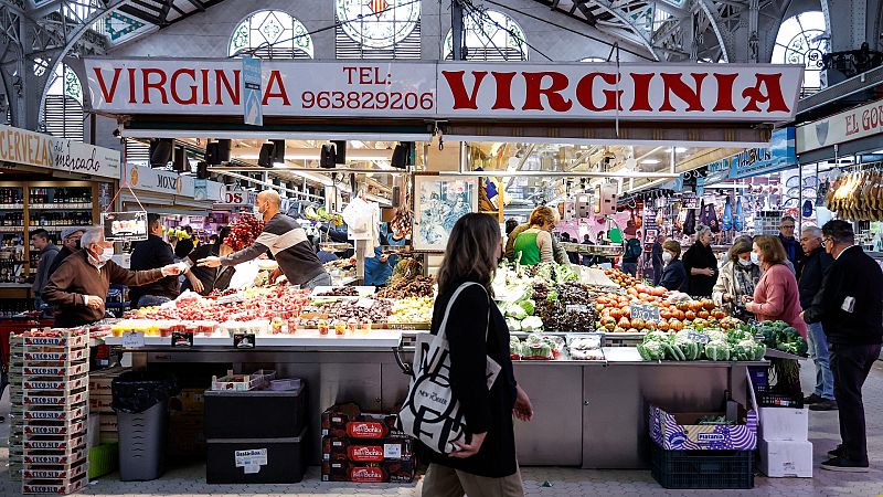 Las familias intentan ahorrar por la elevada inflación y el 42% de españoles busca productos más baratos al hacer la compra, según la OCU