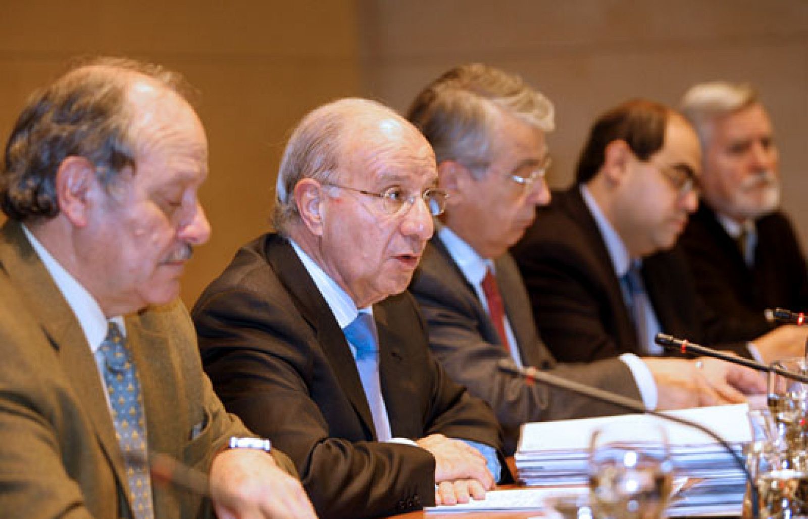 Los consejos de administración de Caja España y Caja Duero dan el sí quiero a su fusión | Ver