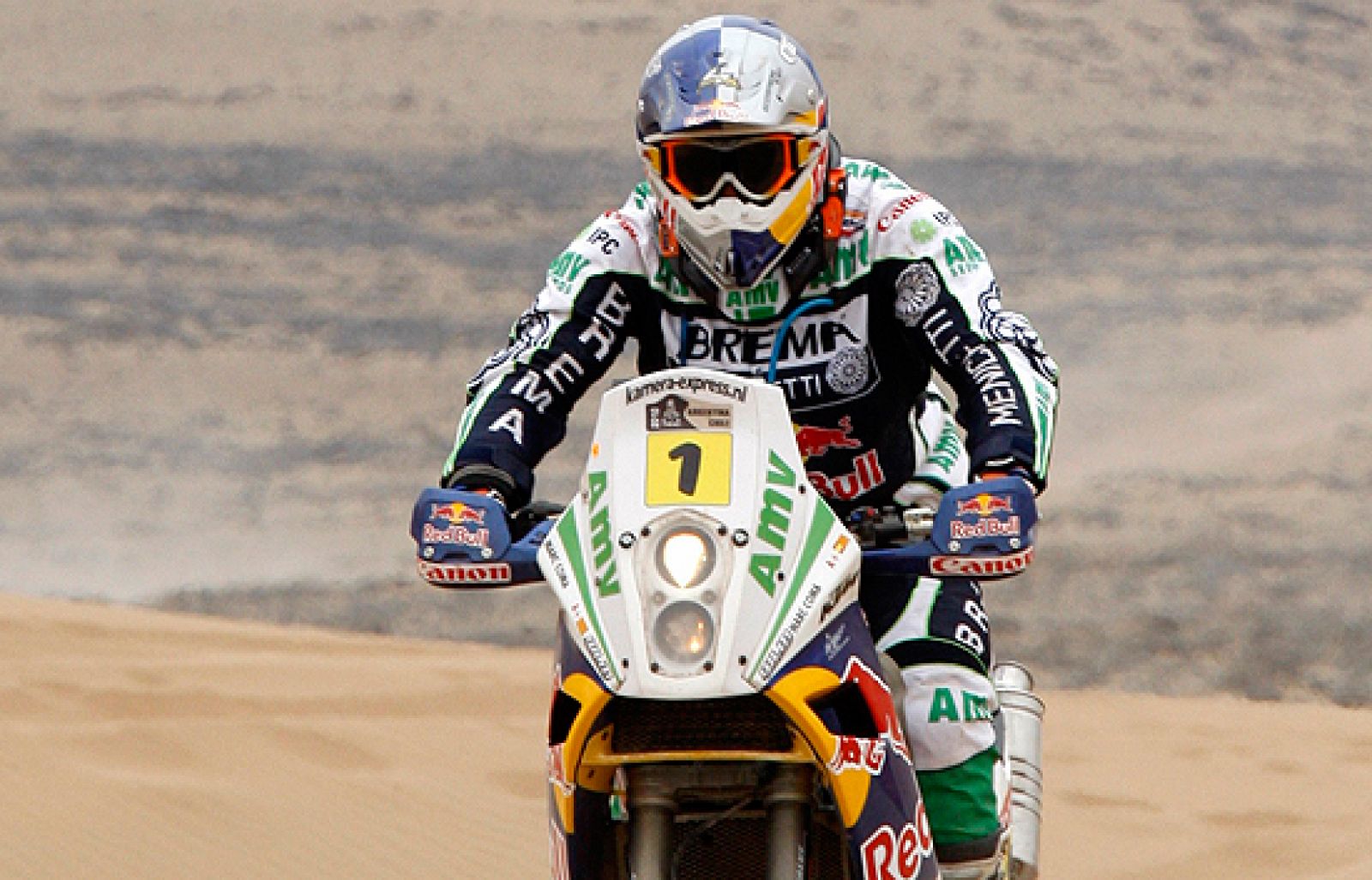 Marc Coma ha ganado su primera etapa en la presente edición del Dakar y ha olvidado el mal inicio de carrera. Sáinz sigue segundo en coches.