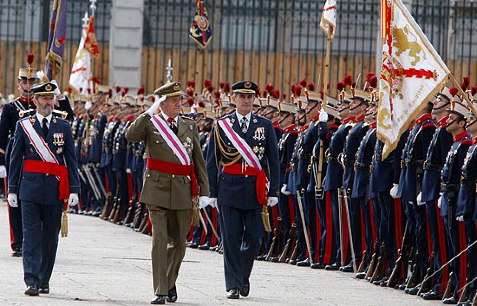 El Rey alerta de "amenazas inciertas"