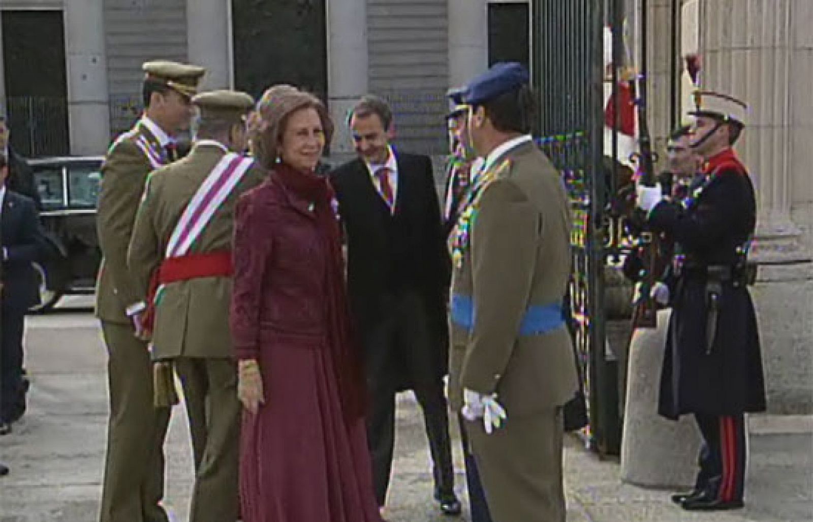 Zapatero llega tarde al Palacio Real y no estaba presente para recibir a los Reyes y a los Príncipes | Ver