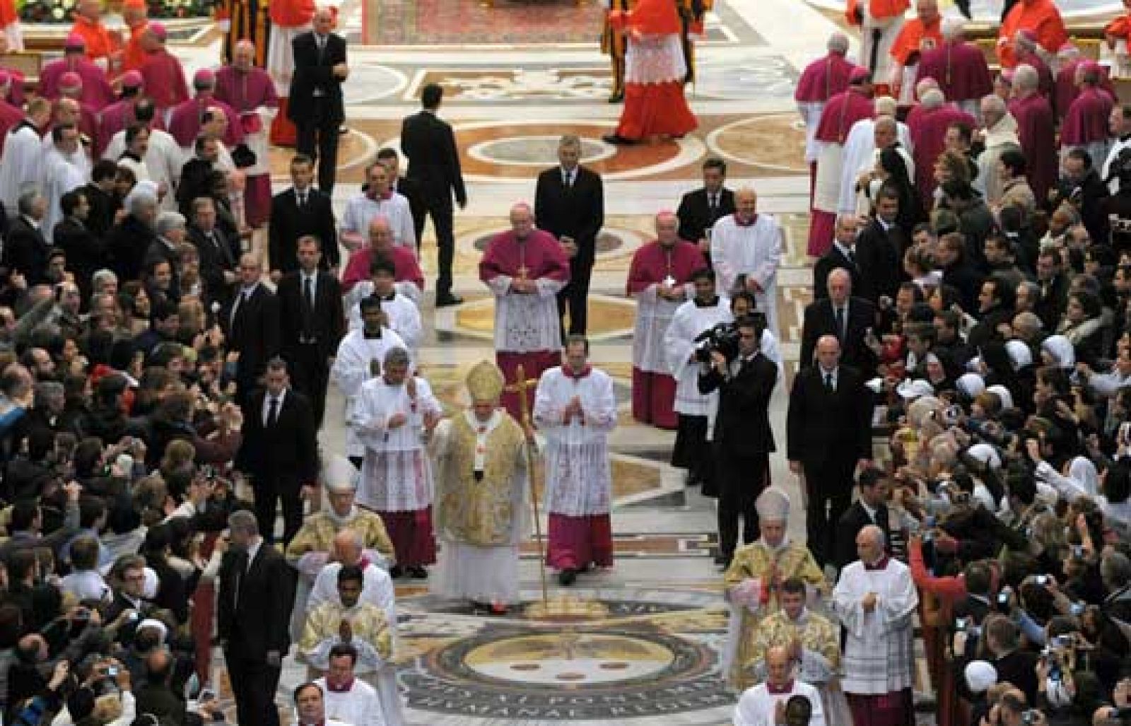 Benedicto XVI celebra la tradicional misa de Epifanía en la Basílica de San Pedro | Ver