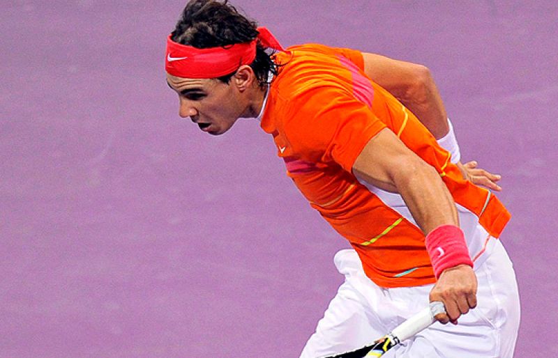 Rafa Nadal y Roger Federer caminan seguros hacia la final en el torneo de Doha, tras superar a Starace y Korolev.