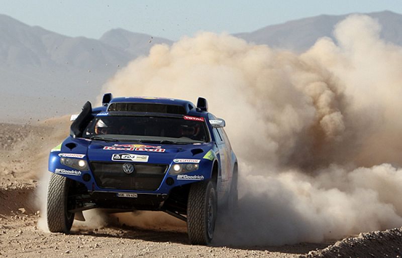 El piloto madrileño Carlos Sáinz ha recuperado el liderato del Dakar en la quinta etapa del rally.