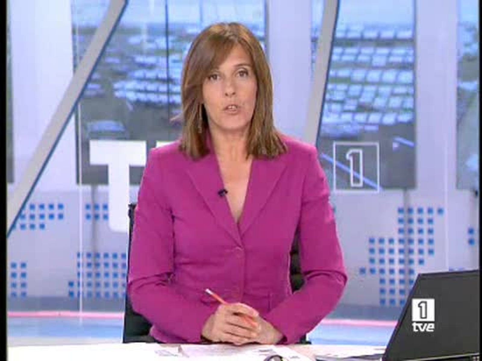  Una pareja ha muerto esta madrugada atropellada por un turismo cuando cruzaba la carretera nacional 332, en Orihuela, Alicante.En las carreteras de Galicia han muerto en seis días casi tantas personas como en todo el mes de marzo. 