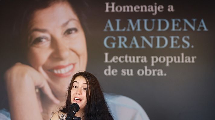 Telediario Fin de Semana - Los lectores recuerdan a Almudena Grandes en un homenaje en la Feria del Libro