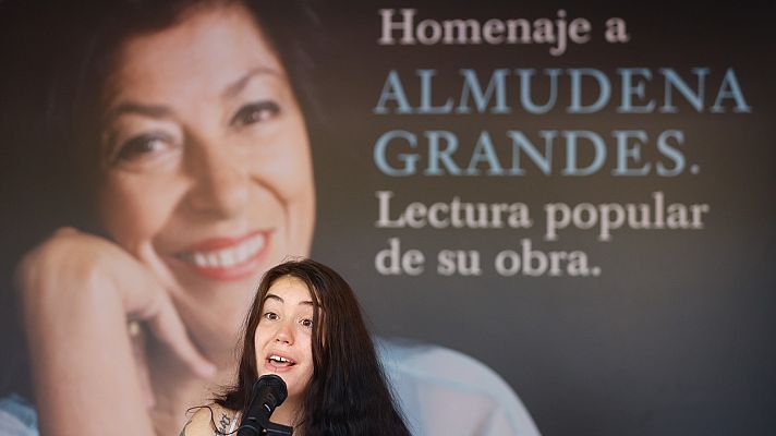 Telediario Fin de Semana - Los lectores recuerdan a Almudena Grandes en un homenaje en la Feria del Libro