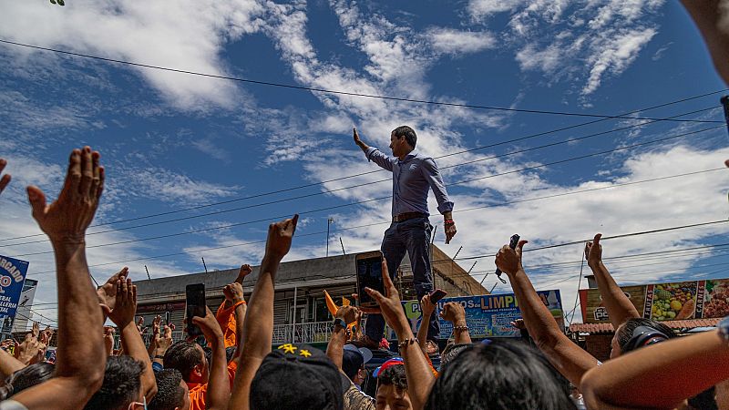 Guaidó recibe empujones e insultos durante visita al oeste de Venezuela