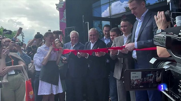 La versión rusa de McDonald's abre sus puertas en Moscú