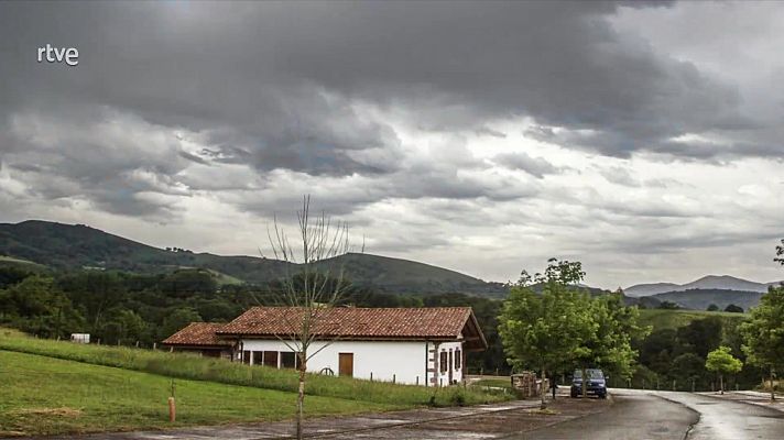 Tormentas localmente fuertes en áreas del norte peninsular. Viento fuerte en el Estrecho y litoral oeste de Galicia