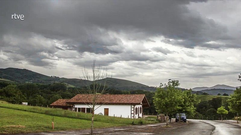 Tormentas localmente fuertes en áreas del norte peninsular. Viento fuerte en el Estrecho y litoral oeste de Galicia - ver ahora