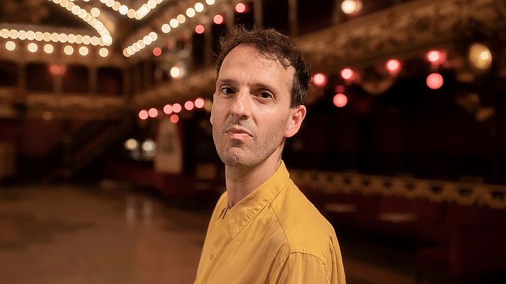 Página Dos - Hans Laguna nos redescubre a Julio Iglesias