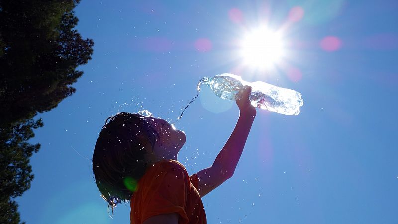 Los niños tienen mayor riesgo de sufrir deshidratación durante la ola de calor