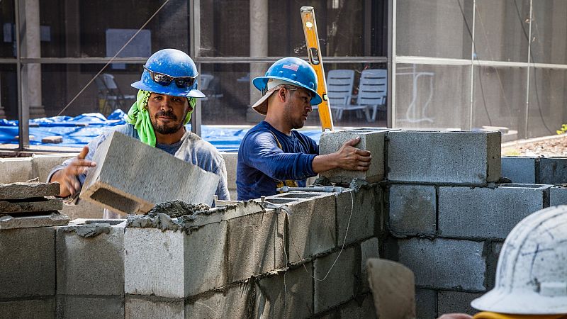 Los peligros de trabajar expuesto a una ola de calor afectan a la construcción o agricultura, pero también a otras profesiones