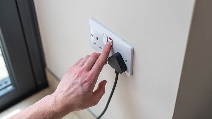 La tarde en 24h - Expertos calculan una rebaja del 6% en la factura de la luz