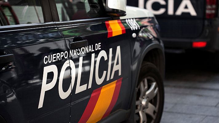 Telediario 1 - Detenido un joven de 16 años por robar dos armas de la sede de la Policía Nacional en Canillas